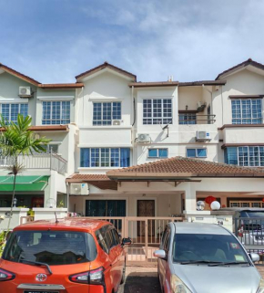 4 Bedrooms 4 Bathrooms 10Pax Comfy Sleeps Landed Spacious House